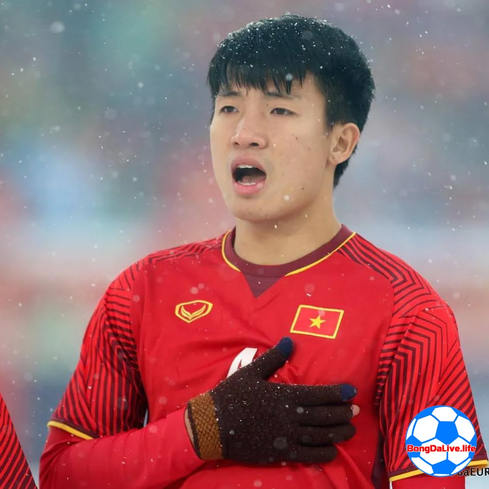 Ảnh Bùi Tiến Dũng trung vệ đội tuyển Việt Nam hát quốc ca dưới tuyết thường châu
