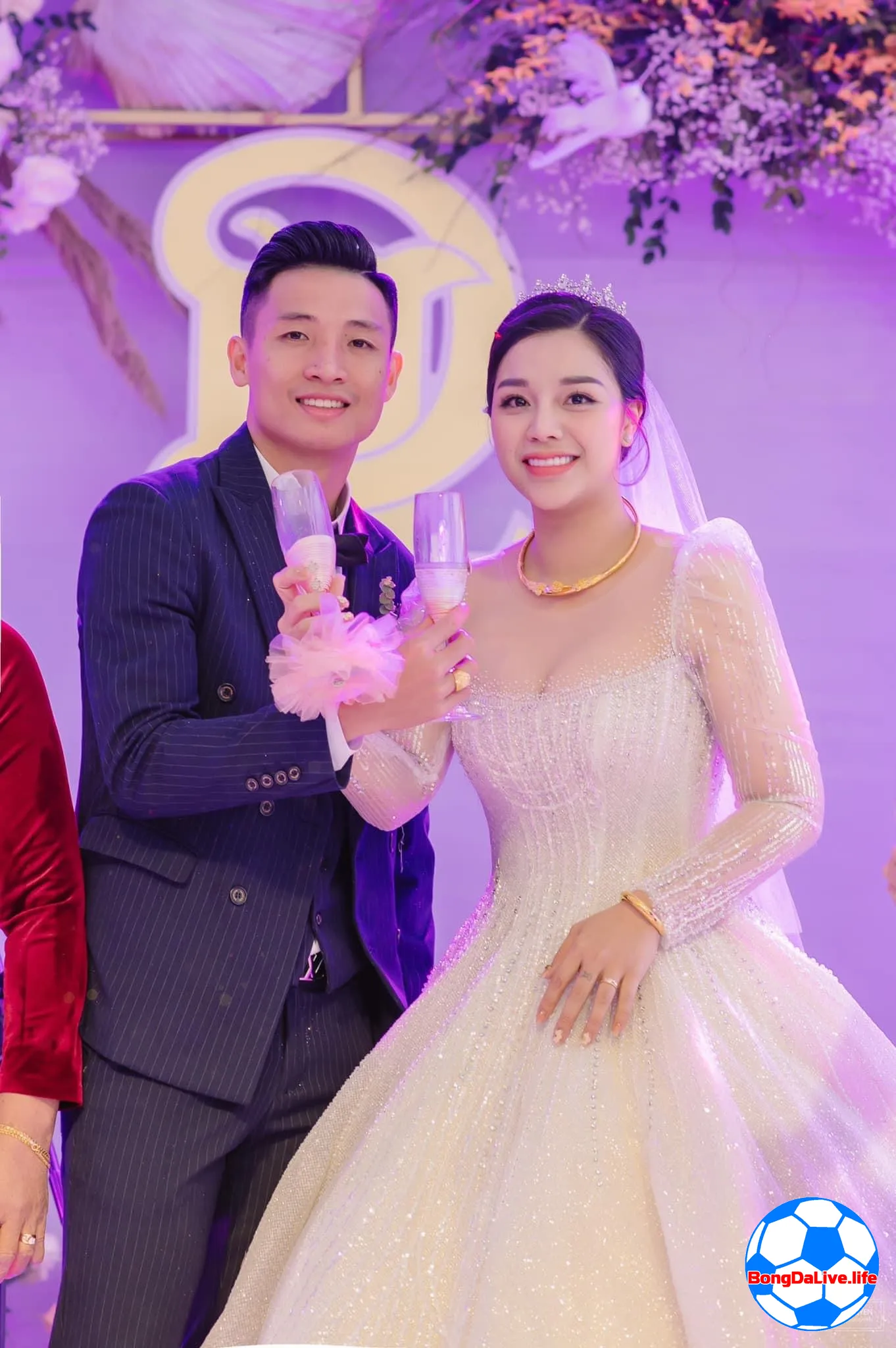 Ảnh trung vệ Bùi Tiến Dũng và vợ Khánh Linh tại lễ kết hôn