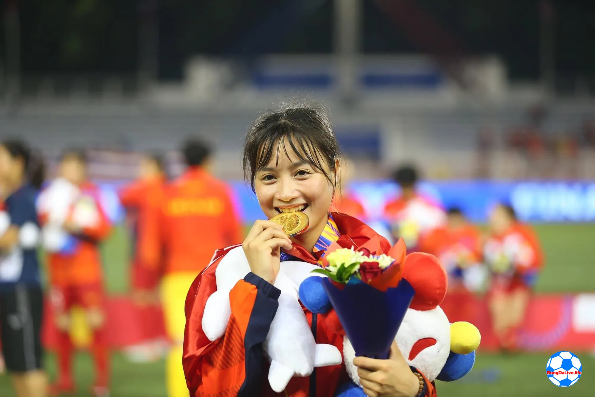 Cầu thủ Hoàng Thị Loan Chụp ảnh ăn mừng chức vô địch tại đội tuyển Việt Nam 