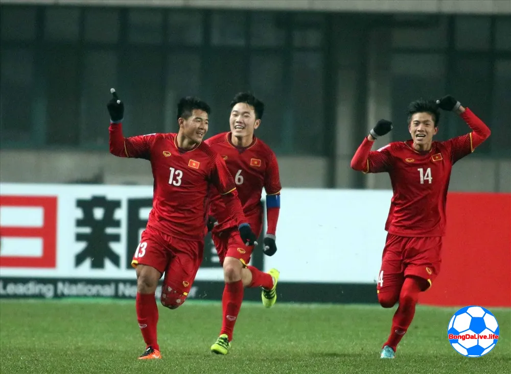 Ảnh Phan Văn Đức cùng đồng đội ăn mừng bàn thắng tại U23 thường châu 
