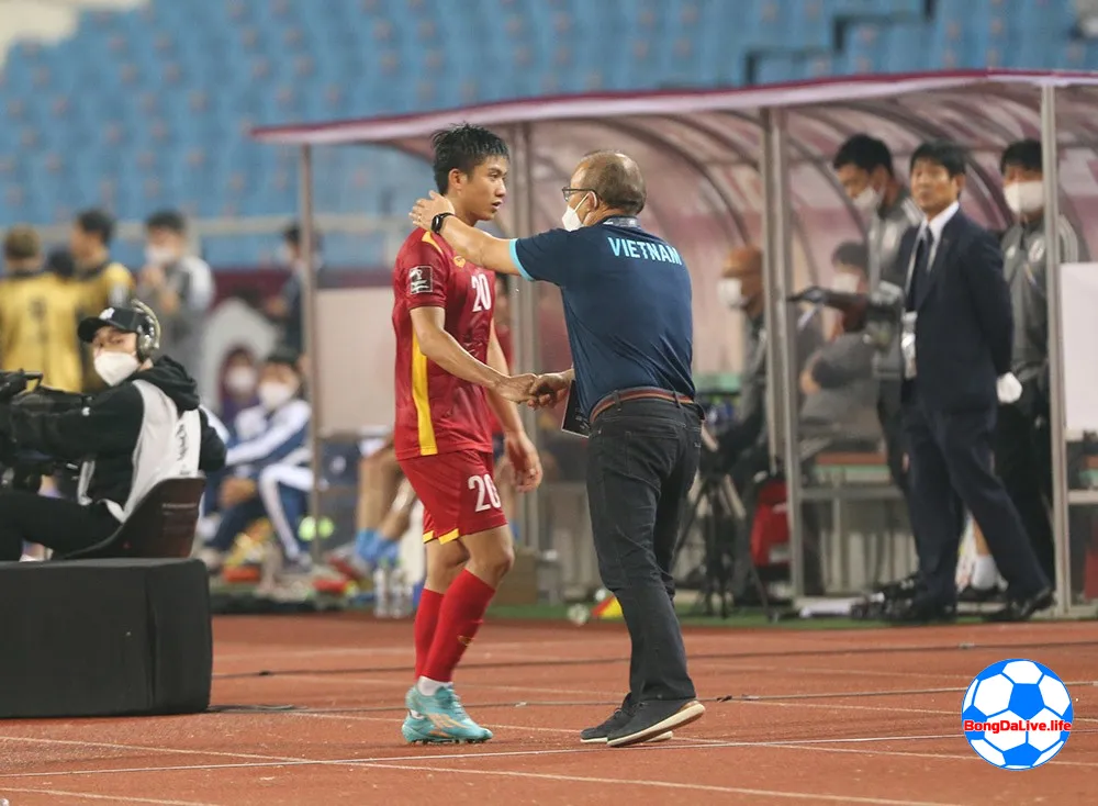 Ảnh Phan Văn Đức được huấn luyện viện Park Hang-seo động viện khi thay cầu thủ này ra sân 