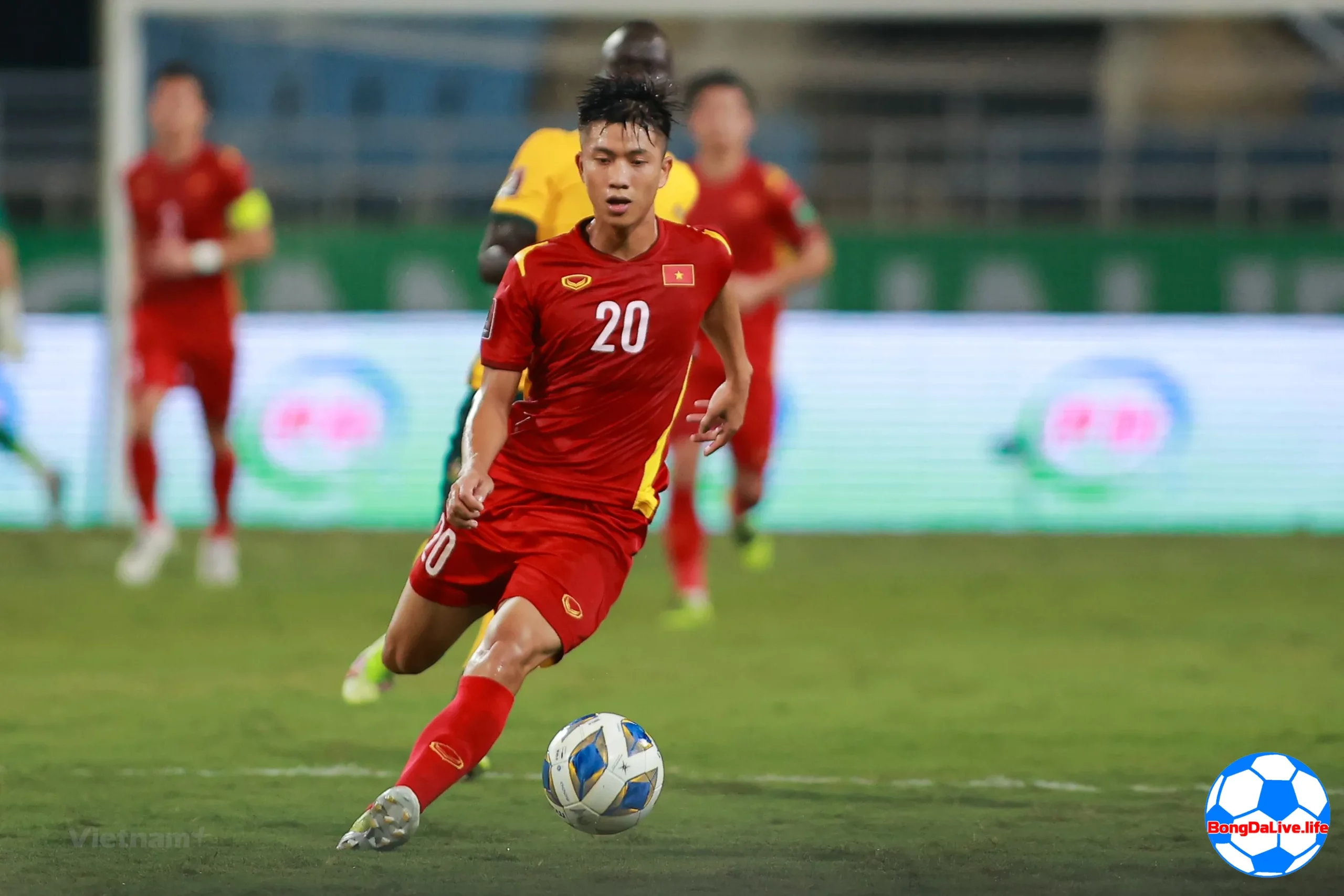 Ảnh cầu thủ Phan Văn Đức đang thi đấu trong màu áo đội tuyển Quốc Gia Việt Nam