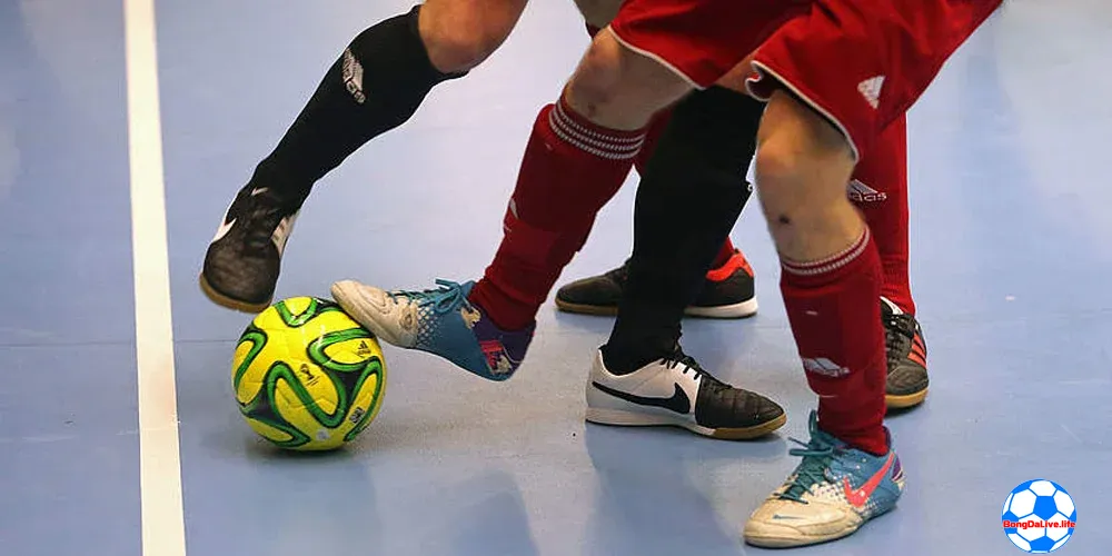 Kỹ thuật chuyền bóng Futsal dài bằng chém mu 